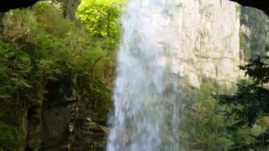 Ormandaki Kakuetta gorges bir dağ nehir üzerinde şelale.