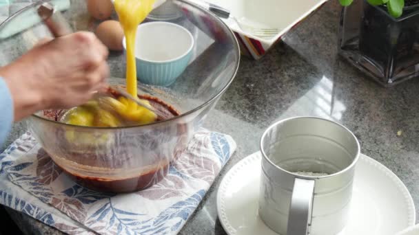 Preparação de um bolo de chocolate — Vídeo de Stock