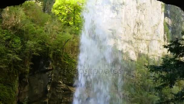 A hegyi folyó az erdőben, szakadékok Kakuetta vízesés. — Stock videók