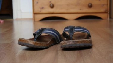 Sandalet giyen adam eteklerine yakın çekim