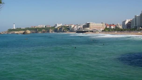 Хвилі на пляжі в місті Біарріц, на південному заході Франції — стокове відео
