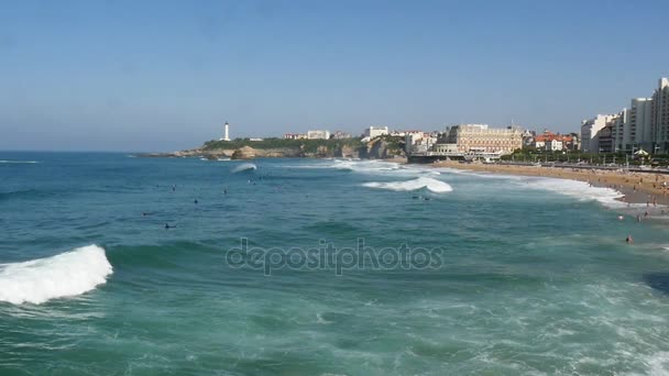 Hullámok a tengerparton Biarritz, délnyugati részén Franciaország — Stock videók