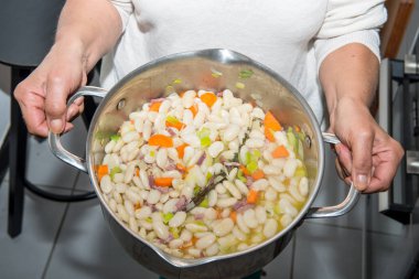 pişmiş fasulye ile büyük güveç