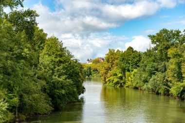 nehir verdi de Pau arka kale ile
