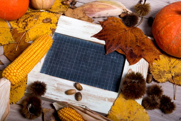 黑板上用秋天装饰在木头上。顶视图, — 图库照片