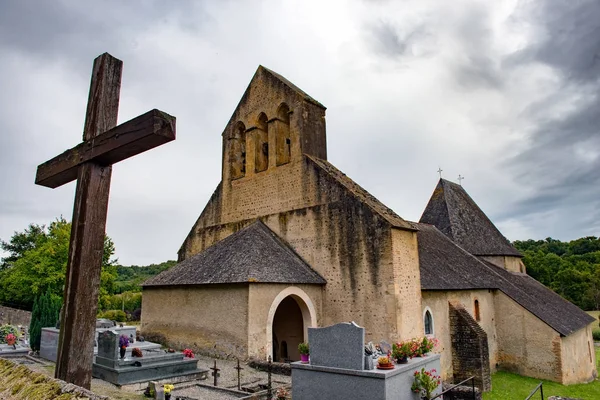 Utsikt över den gamla kyrkan i den lilla byn södra Frankrike — Stockfoto