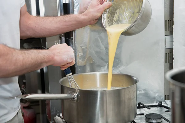 Pastacı pasta hazırlar