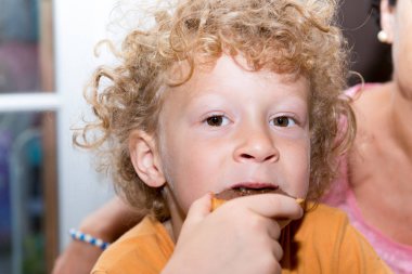 küçük çocuk çikolata ile ekmek yemek