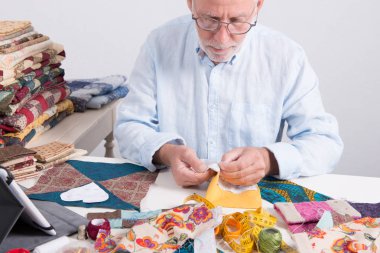 Olgun adam terzi atölyesinde çalışan