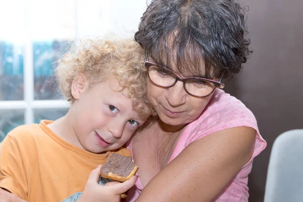 Mormor med sitt lilla barnbarn, närbild porträtt — Stockfoto