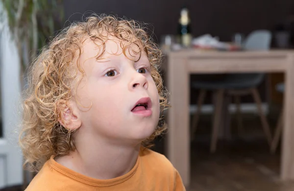 Portret małego chłopca kręcone blond — Zdjęcie stockowe