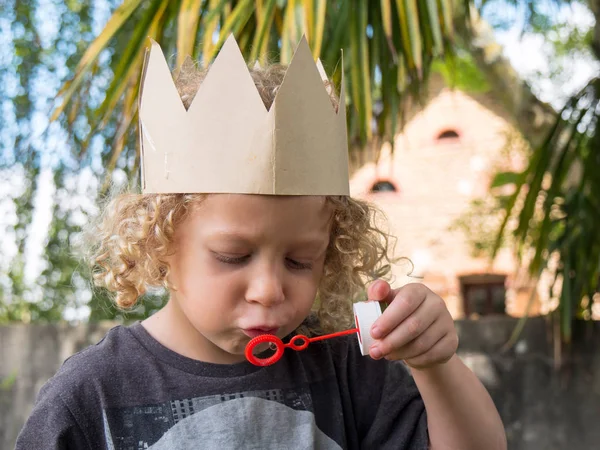 Liten blond pojke att göra såpbubblor — Stockfoto