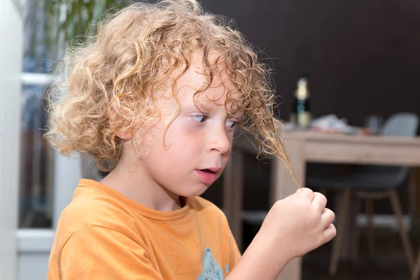 Porträtt av en liten blond lockigt pojke — Stockfoto