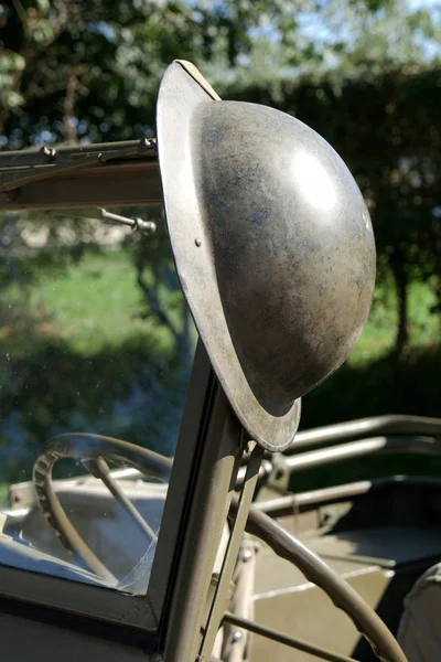 지프에 제 2 차 세계 대전 영국 헬멧 — 스톡 사진