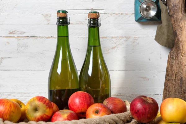 Manzanas frescas orgánicas con botella de sidra de Normandía — Foto de Stock