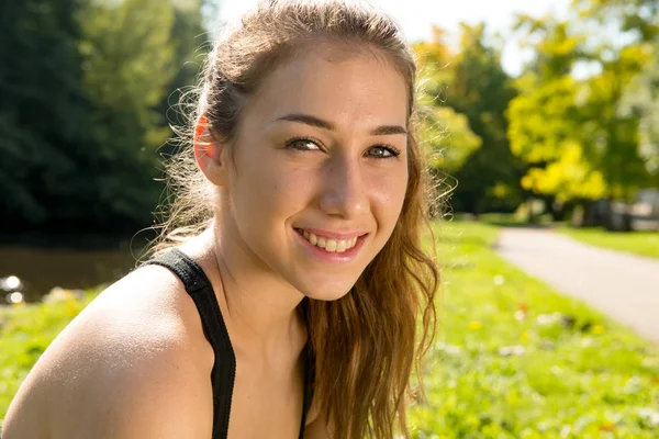 Retrato de una joven deportista, al aire libre —  Fotos de Stock