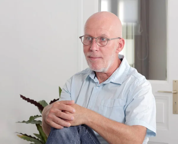 Älterer Herr mit blauem Hemd — Stockfoto