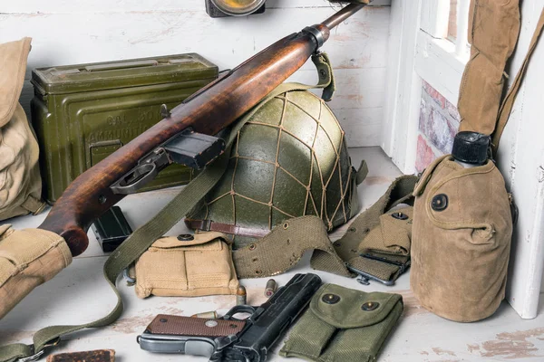 Equipo militar estadounidense y armas de la Segunda Guerra Mundial — Foto de Stock