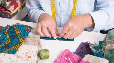 eller atölyesini bir moda tasarımcısının Close-Up