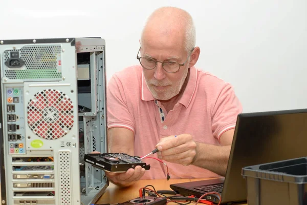 Muž technik, který pracuje na nefunkční počítač — Stock fotografie