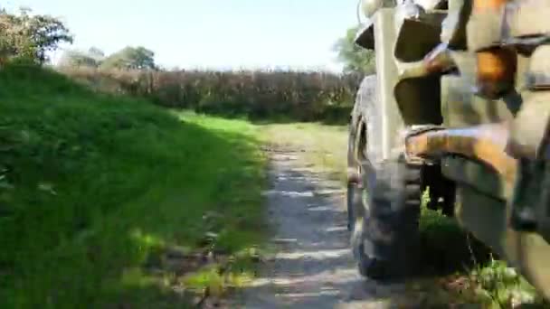 Військовий джип 4x4 автомобіль, що їде по брудній дорозі, крупним планом колеса — стокове відео