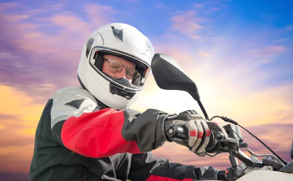 Portrait of a senior biker on his motorcycle, at sunset — Stock Photo, Image