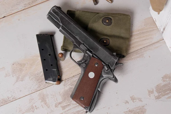 Pistola M1911 gobierno con cartuchos — Foto de Stock