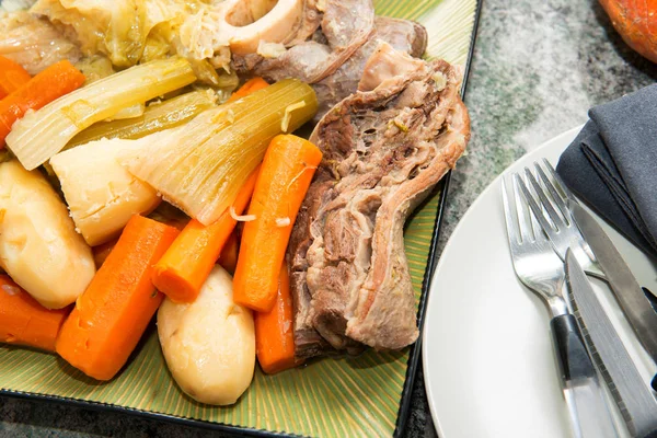 Stoofpot van rundvlees en groente, pot au feu — Stockfoto