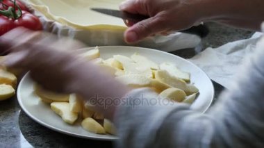 bir kadın bir pasta yapmak için elma kesme