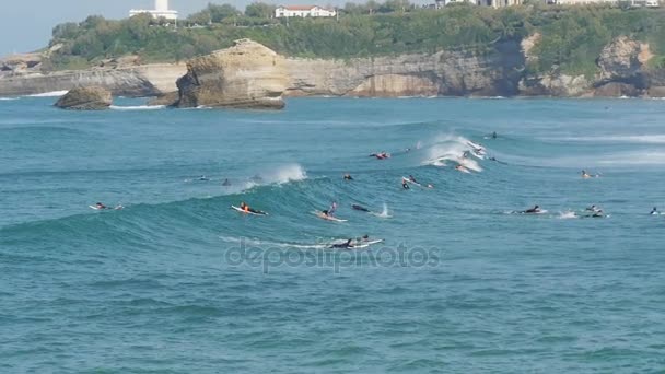 Surferów plażę Biarritz, w południowo-zachodniej Francji — Wideo stockowe