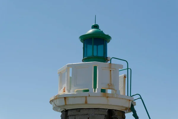 Leuchtturm am blauen Himmel — Stockfoto