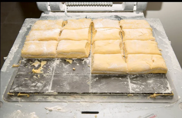 Machine voor het snijden van het brood deeg — Stockfoto