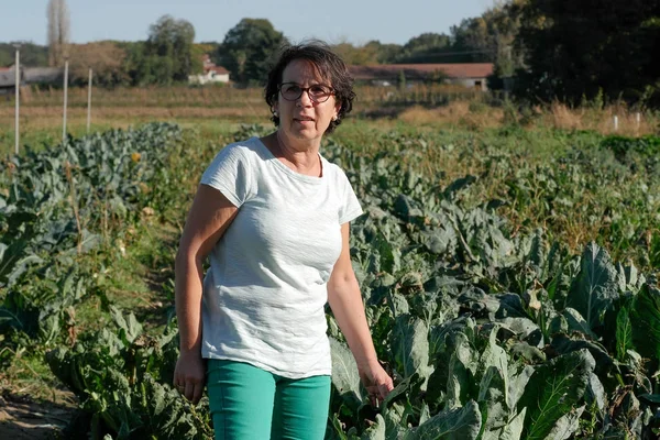 耕作地の女性 — ストック写真