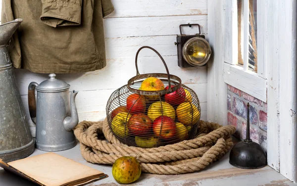 Cesta de metal con manzanas hermosas — Foto de Stock