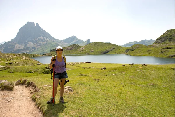 Mature woman hiking in the Pyrenees mountains — Stock Photo, Image