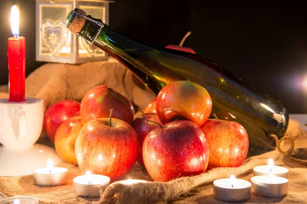 Flasche Apfelwein und Äpfel zu Weihnachten — Stockfoto