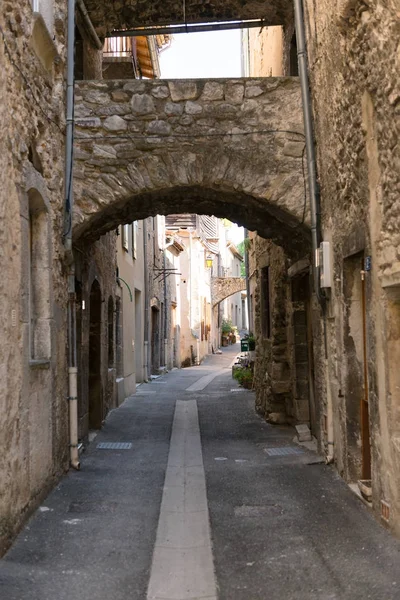 Beco na aldeia de Saillans no Drome — Fotografia de Stock