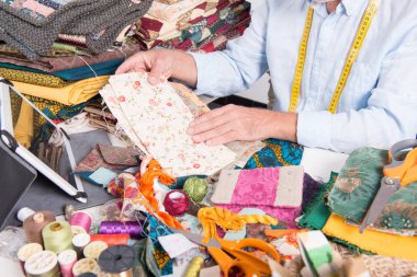 Adam terzi seçerek kumaş