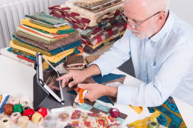 adam moda tasarımcısı tablet bilgisayar ile çalışma