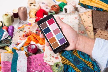 adam moda tasarımcısı smartphone ile çalışma