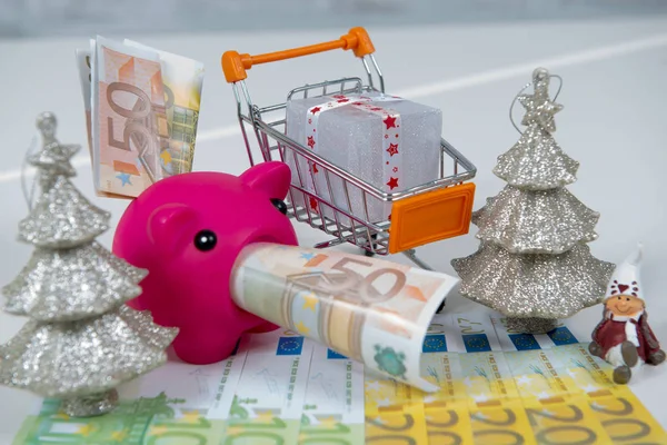 Presentes de Natal no carrinho de compras, dinheiro e mealheiro — Fotografia de Stock