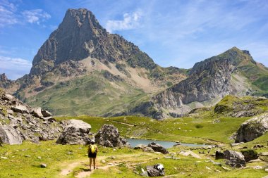 kadın Pyrenees dağlarda hiking