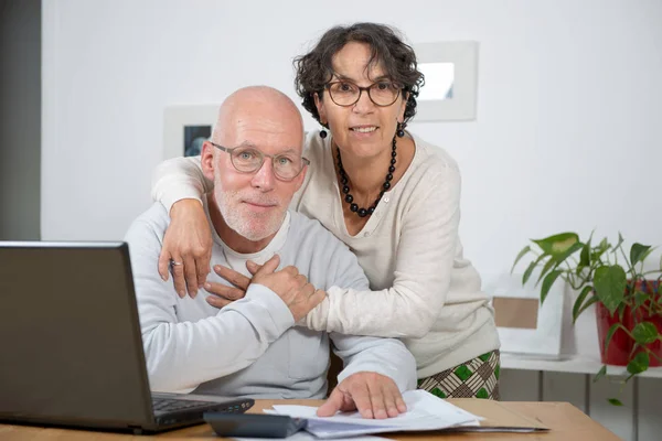 Feliz pareja madura en el amor, en su casa —  Fotos de Stock