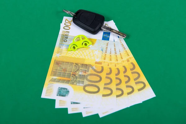Chave do carro e dinheiro do euro, conceito — Fotografia de Stock