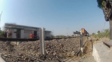 Hindistan tren geçiyor at son sürat