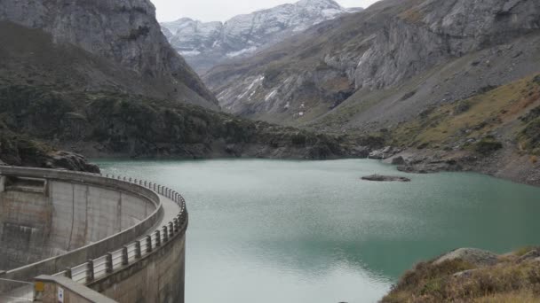 Sjön Gloriettes på floden Gave d'Estaube i Haute Pyrenéerna. — Stockvideo
