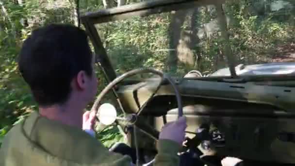 Coche militar 4x4 conduciendo en camino de tierra — Vídeos de Stock