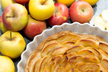 Kırmızı ve sarı elma ile güzel elmalı turta