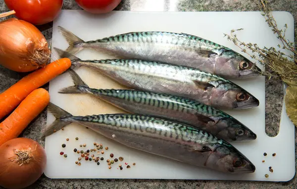 Zubereitung von Makrelen — Stockfoto