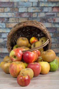 elma sepeti masaya döküldü